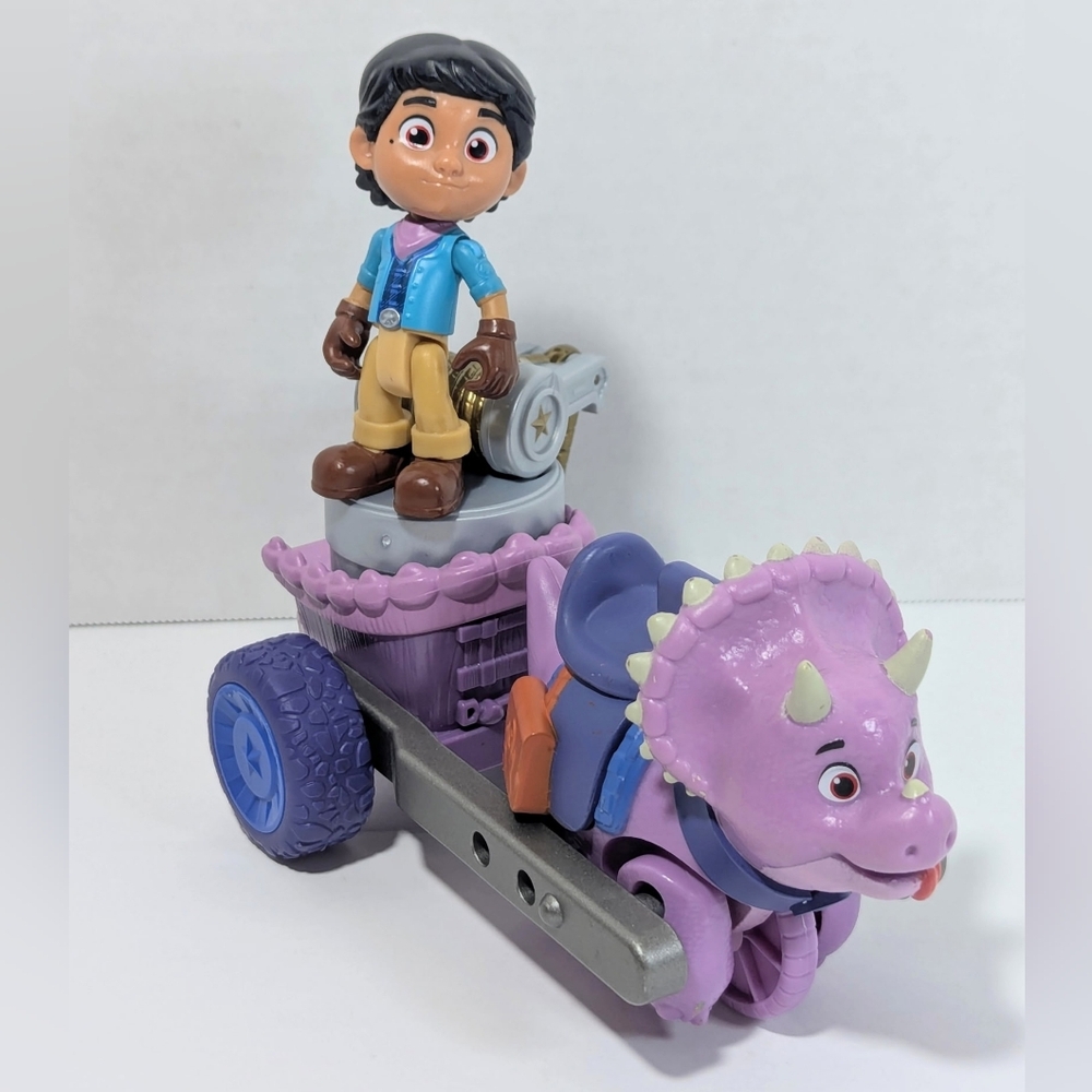Dino Ranch Dino Riding Adventure Action Pack Miguel & Tango's Tow Rig Playset